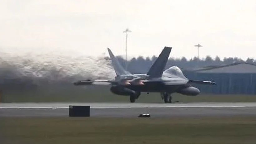 מטוס F-22 ממריא לישראל