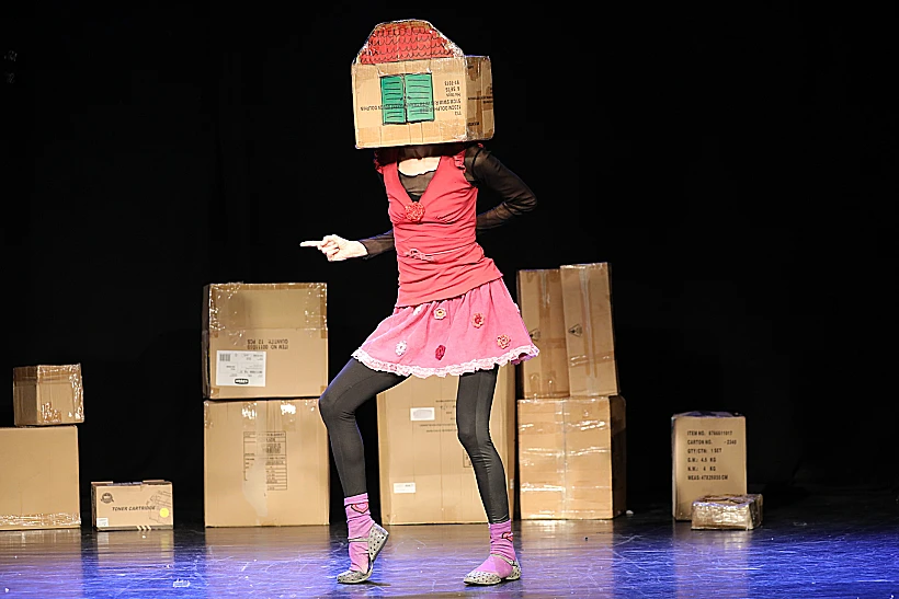 ההצגה ארץ הקופסאות