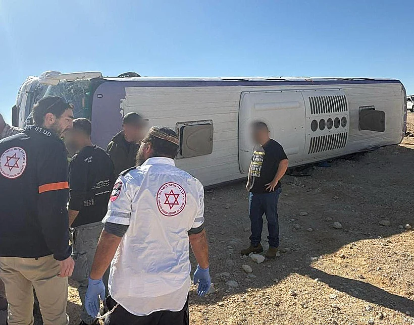 זירת התהפכות האוטובוס בכביש 40 ליד מצפה רמון