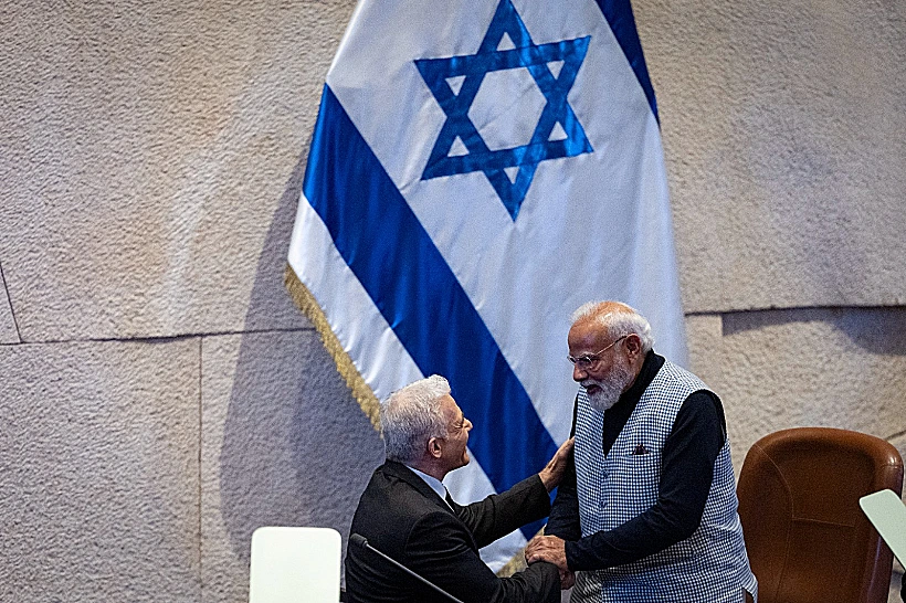ראש ממשלת הודו נרנדרה מודי עם ראש האופוזיציה יאיר לפיד בכנסת