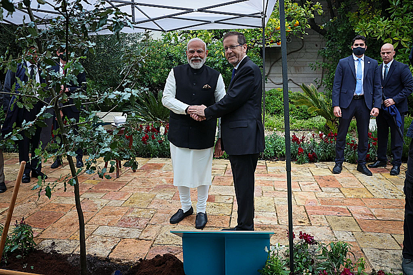 נשיא המדינה יצחק הרצוג עם ראש ממשלת הודו נרנדרה מודי בגינת בית הנשיא