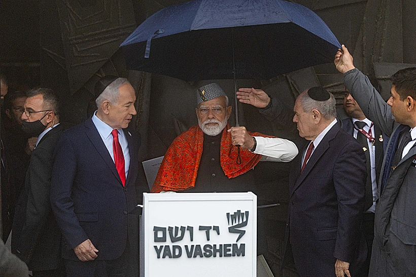 ראש ממשלת הודו נרנדרה מודי עם רה"מ נתניהו ביד ושם