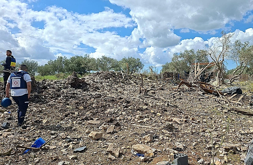 צוותי מד"א בזירת נפילת טיל איראני