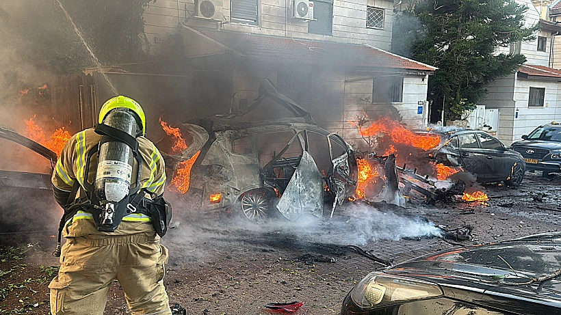 לוחמי אש בזירת נפילת רסיסים במרכז הארץ