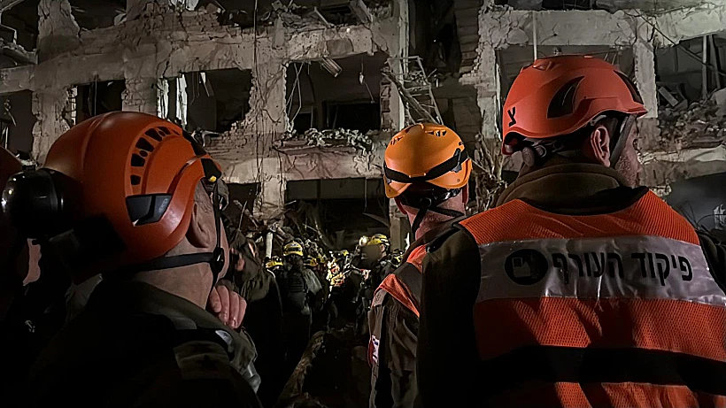 כוחות פיקוד העורף בזירת הפגיעה הישירה בתל אביב