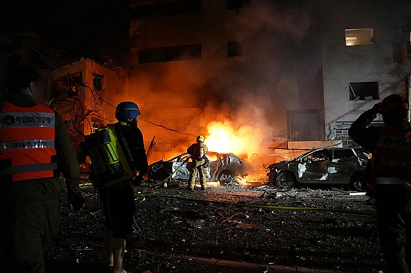 כוחות פיקוד העורף בזירת הפגיעה הישירה בתל אביב