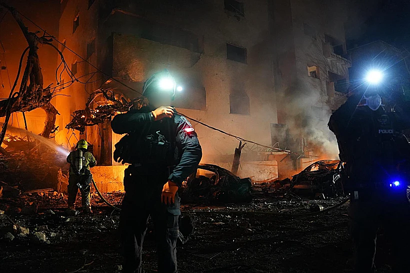 כוחות פיקוד העורף בזירת הפגיעה הישירה בתל אביב