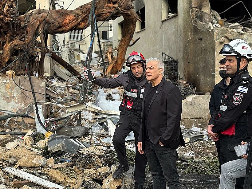 ראש האופוזיציה יאיר לפיד בזירת הנפילה בתל אביב