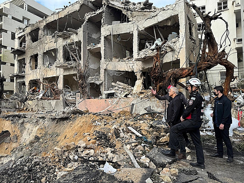 ראש האופוזיציה יאיר לפיד בזירת הנפילה בתל אביב