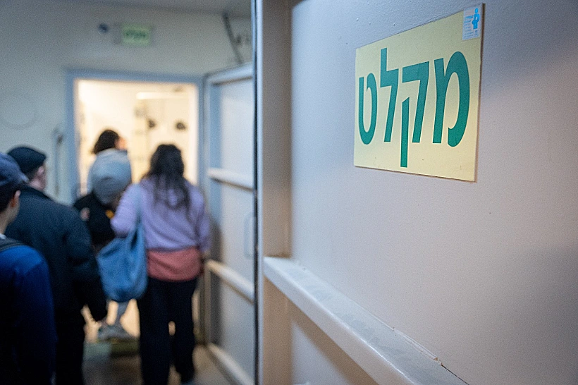 תופסים מחסה במקלט בתל אביב