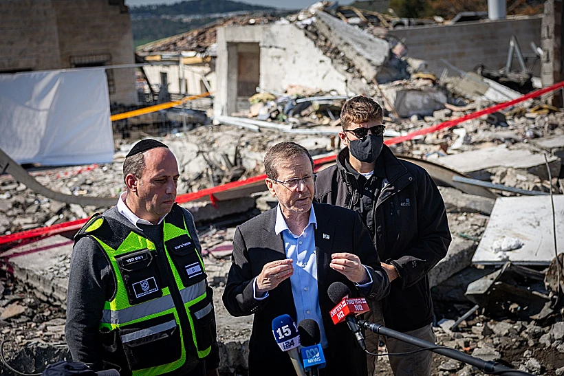 הנשיא הרצוג בזירת האסון בבית שמש