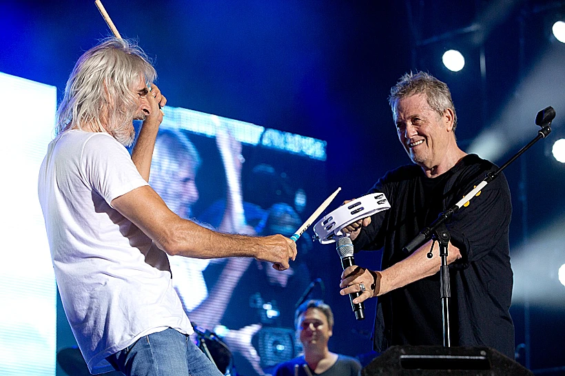 המתופף מאיר ישראל בהופעה עם שלמה ארצי, 2015