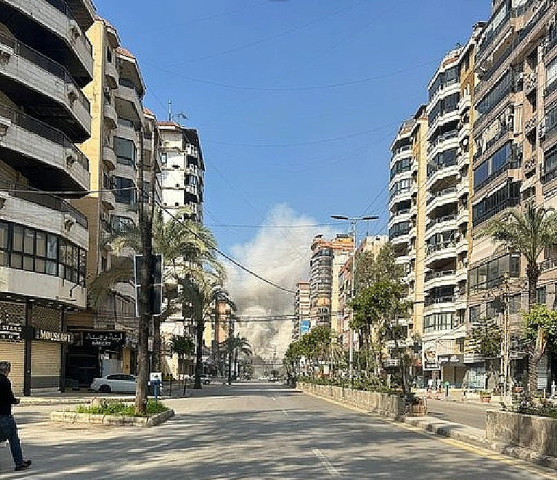 עשן מיתמר מעל הדאחייה של ביירות