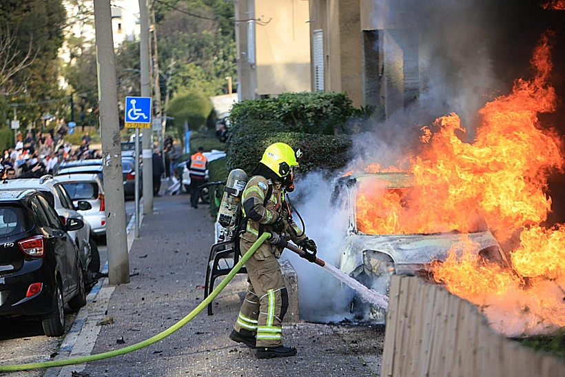 לוחמי אש פועלים לכיבוי שריפות בזירת נפילה בגוש דן