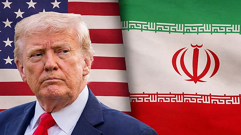 טראמפ ברקע דגלי ארה"ב ואיראן