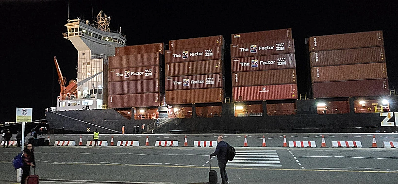 "מדובר באונייה שמובילה מכולות ענקיות. אתה מסתכל סביב ורואה רק ים ומכולות"