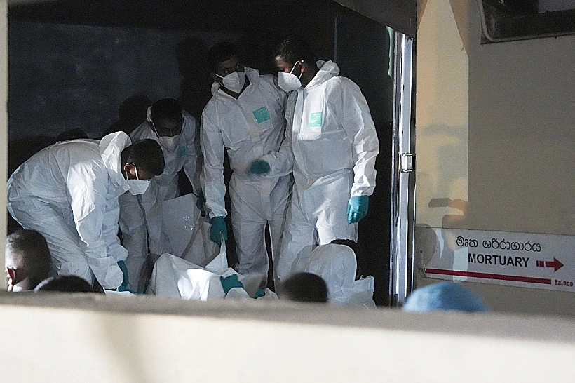 גופות של מלחים איראנים שנהרגו במתקפה האמריקאית על הספינה