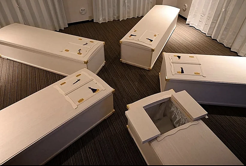 נשכבים בתוך ארון קבורה אמיתי, עוצמים עיניים ומקשיבים להנחיות