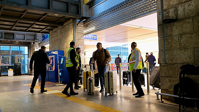 ישראלים ראשונים שהושבו ארצה מגיעים לנתב"ג