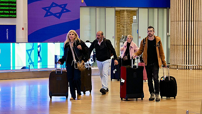 ישראלים ראשונים שהושבו ארצה מגיעים לנתב"ג