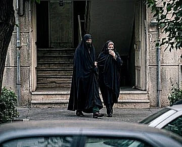 בכיר בכוחות הבסיג' בבגדי נשים