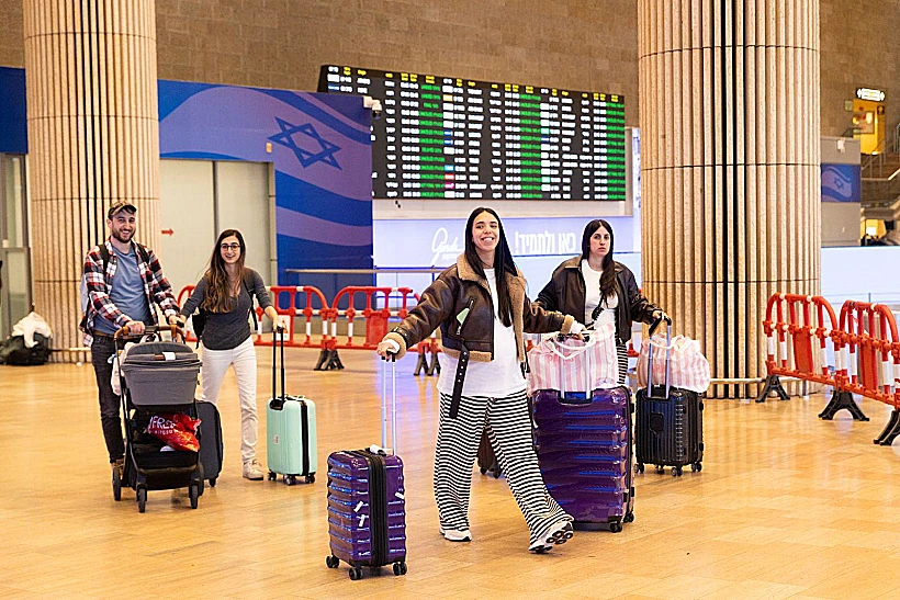 ישראלים ראשונים שהושבו ארצה מגיעים לנתב"ג