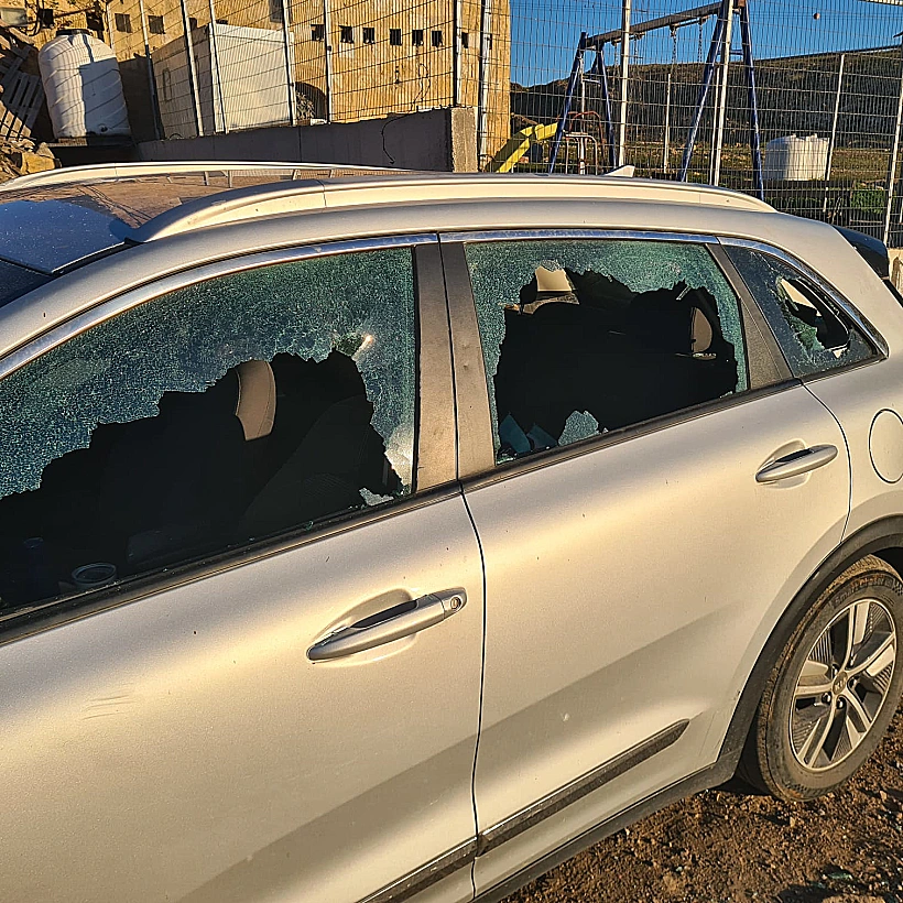 חלונות רכב מנופצים על ידי פורעים יהודים
