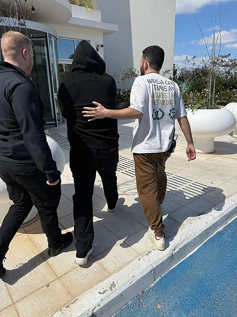 הדיירים החדשים נכנסים לבית המלון. "האח הגדול"