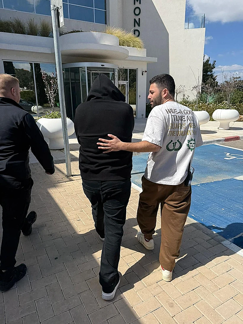 הדיירים החדשים נכנסים לבית המלון. "האח הגדול"