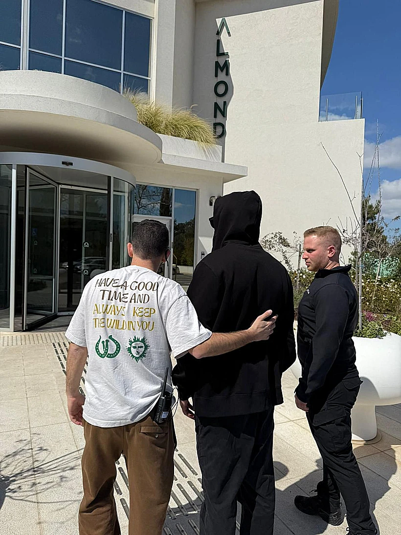 הדיירים החדשים נכנסים לבית המלון. "האח הגדול"