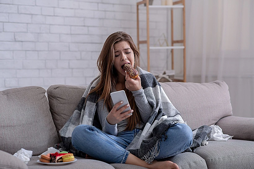 אכילה רגשית מול הטלפון הנייד