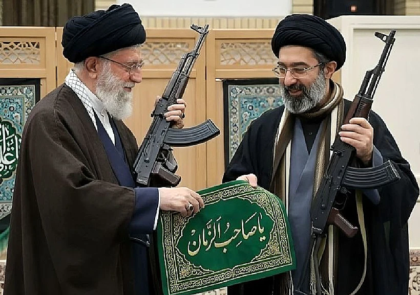 עלי חמינאי והיורש מוג'תבא