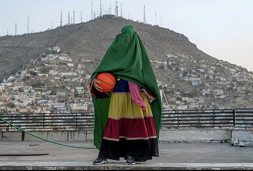 מדינה שבה נשים רבות נאלצו בשנים האחרונות להיעלם כמעט לחלוטין מהמרחב הציבורי