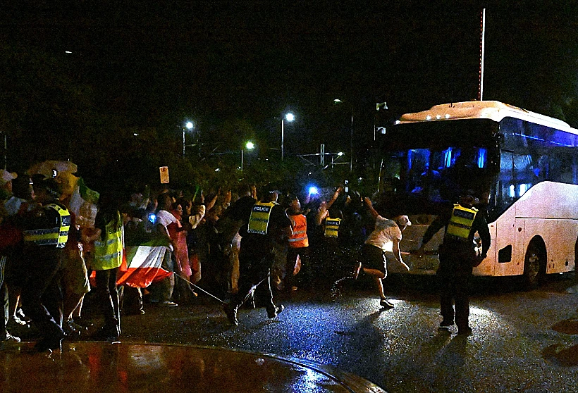 חוסמים את האוטובוס עליה נבחרת הנשים האיראנית