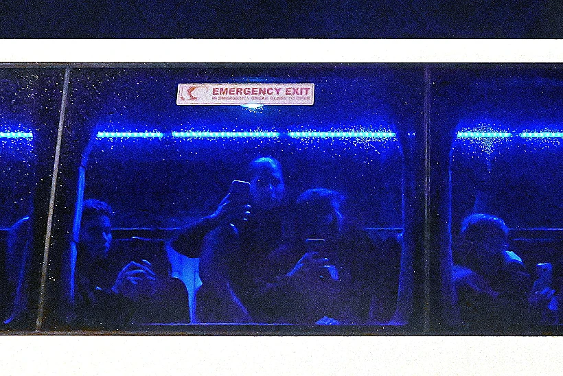 נבחרת הנשים באיראנית על האוטובוס