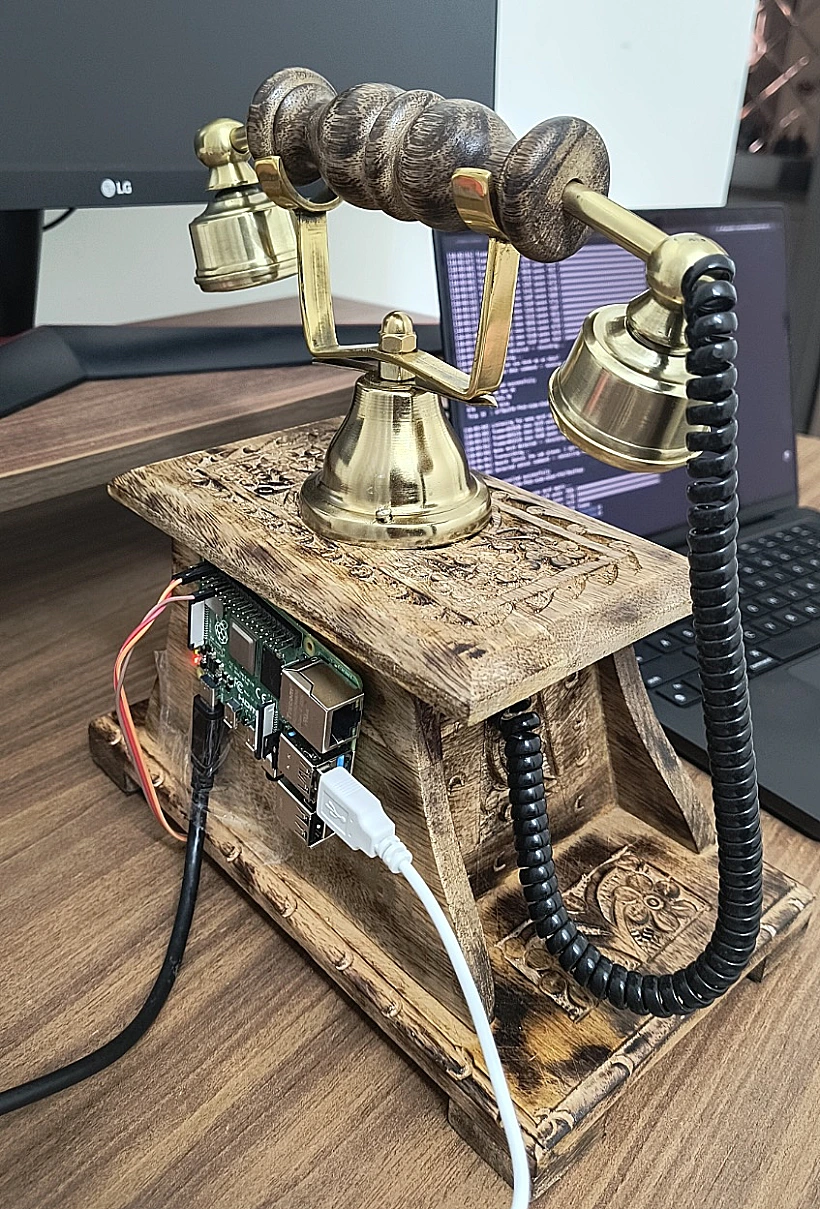 יש מי שמעדיף לשאול את הבינה המלאכותית שלו דרך מכשיר שנראה כאילו יצא מסלון של שנות השבעים