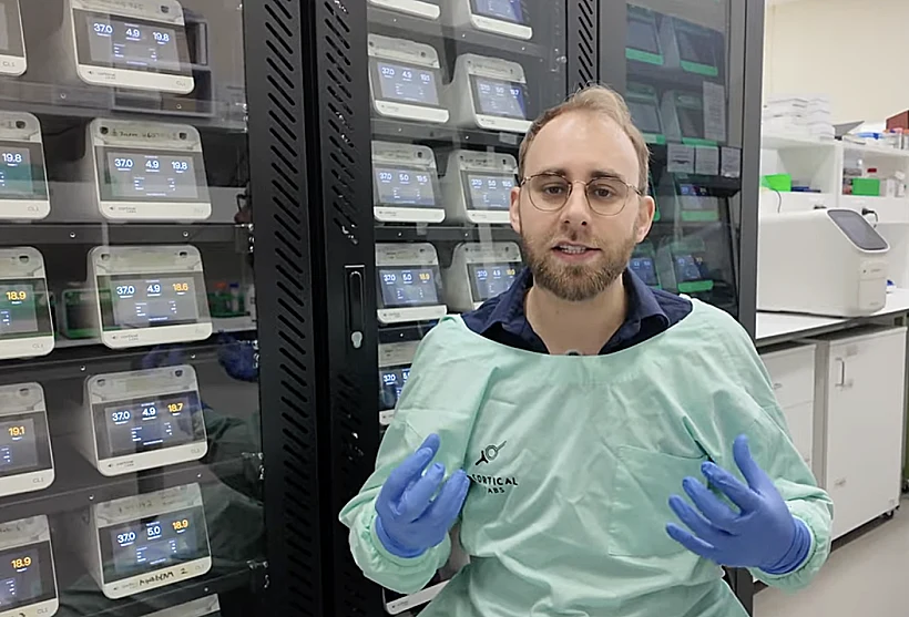 ד״ר ברט קגן. מדענים חיברו תאי מוח למחשב ולימדו אותם לשחק באופן עצמאי במחשב