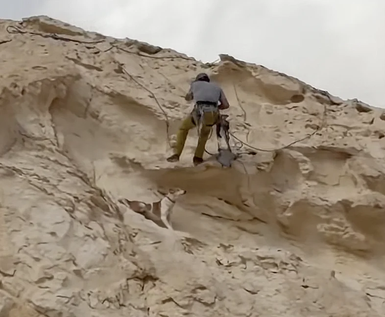 המתנדב חיבר אותו לרתמת חילוץ מיוחדת, והשניים הועלו חזרה למעלה באמצעות החבלים