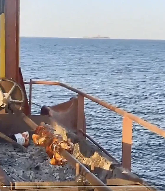 ישבו לעשות מנגל על הסיפון - ואז נושאת מטוסים אמריקאית התחילה לשגר מטוסי קרב