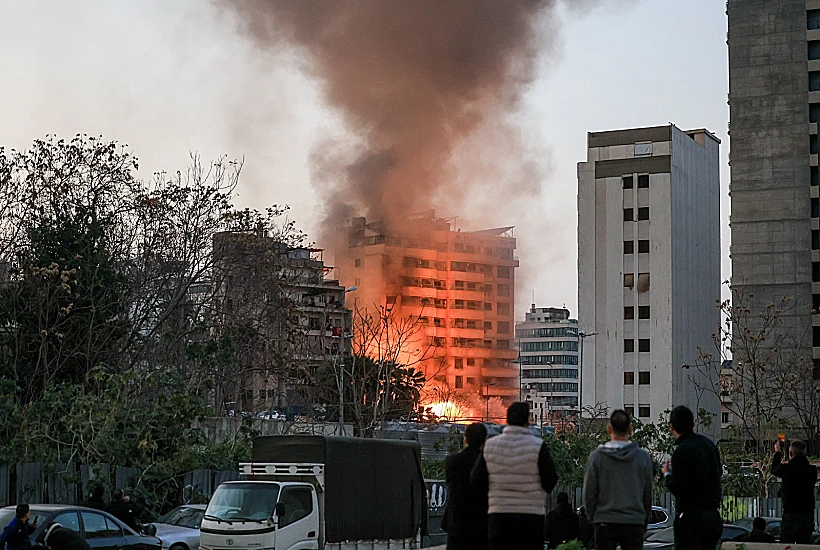 להבות בבניין שהותקף במרכז ביירות