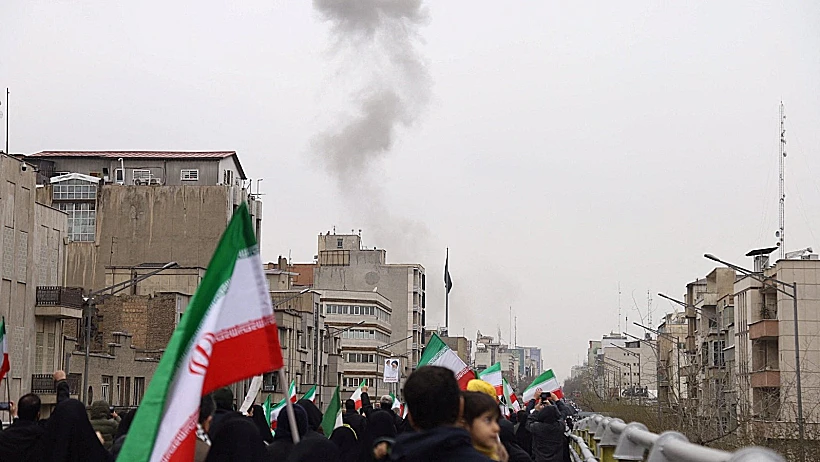 הפגנות ועשן מיתמר בטהרן