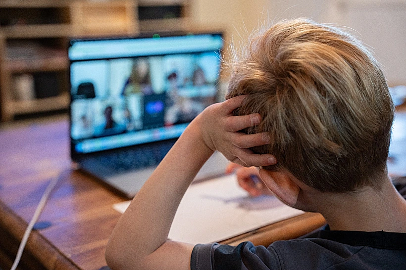 ילד לומד בזום