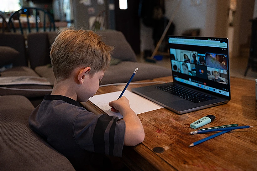 ילד לומד בזום