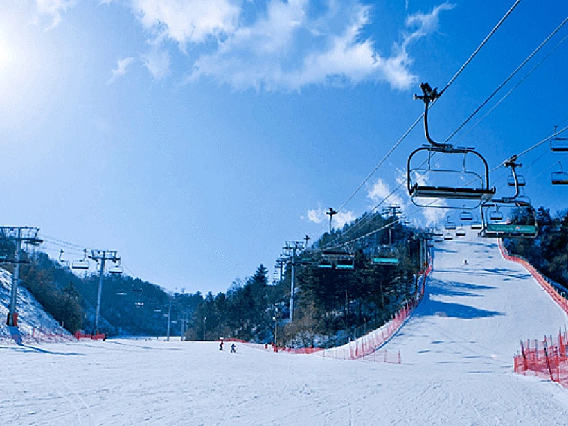 אתר הסקי והנופש מוג'ו דאוג'וסאן, שעל מדרון דרך המשי האמצעי במוג'ו, דרום קוריאה