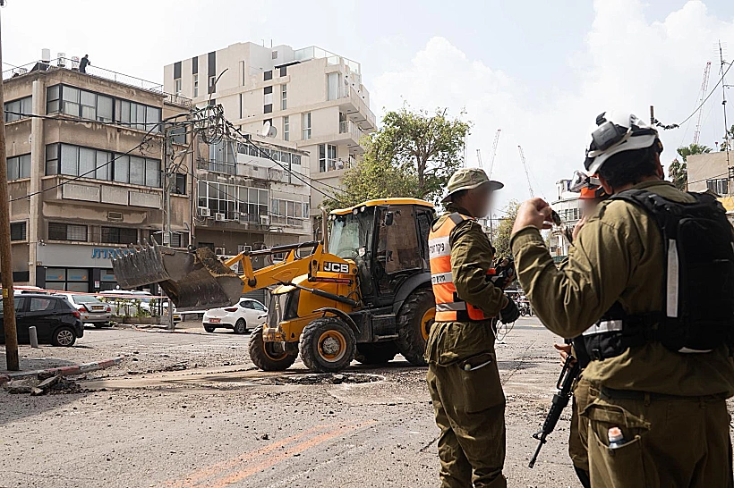 כוחות פיקוד העורף בזירת נפילה בתל אביב