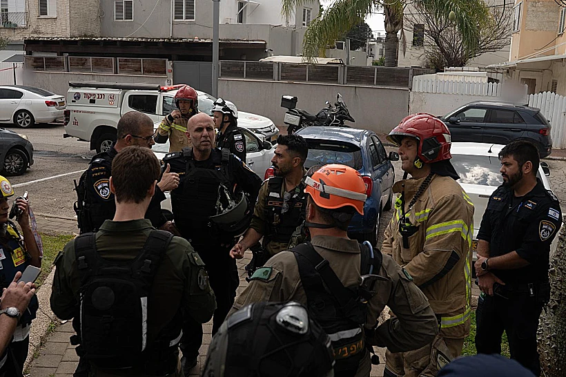 כוחות פיקוד העורף בזירת נפילה בתל אביב