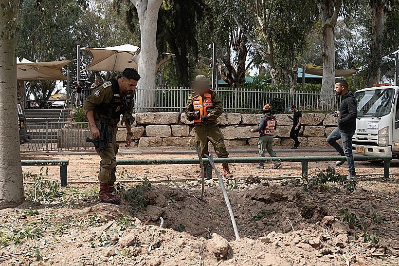 כוחות פיקוד העורף בזירת נפילה בתל אביב