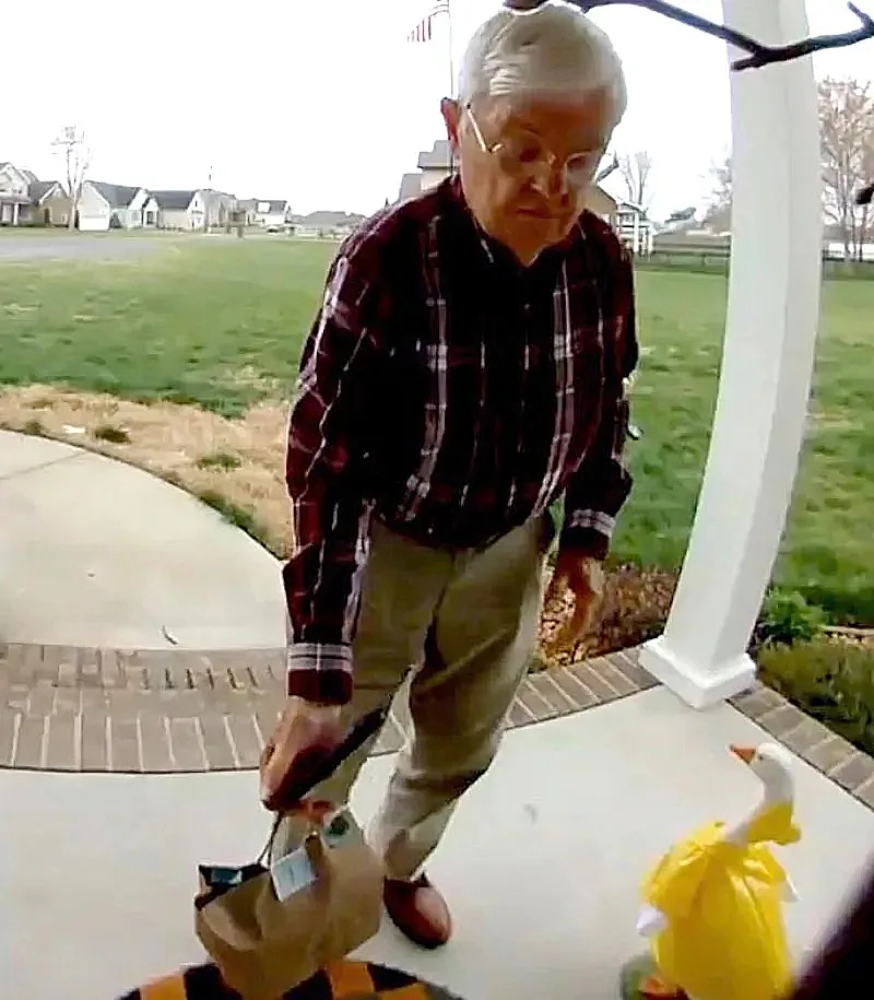 ברנדה נהגה ברכב וריצ’רד ביצע את המסירות