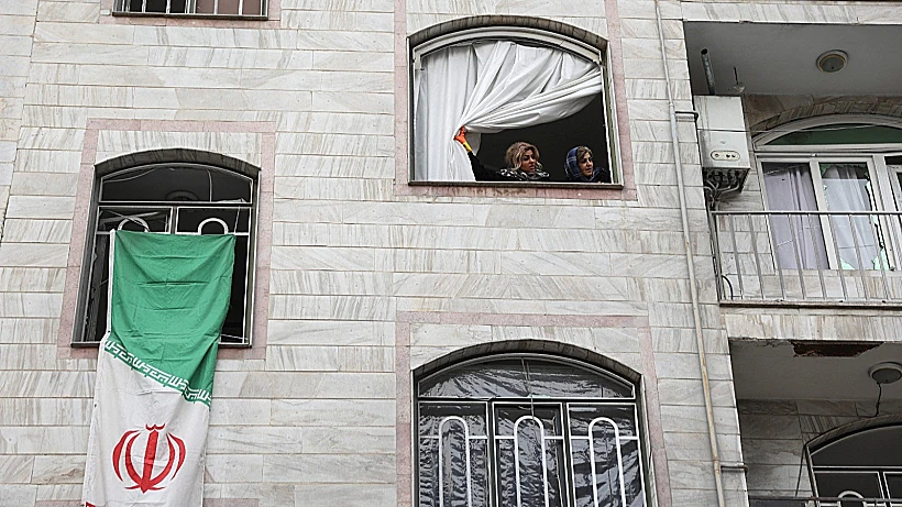 דגל איראן בבניין בטהרן