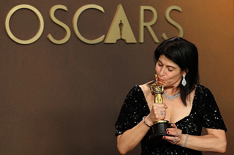 המלהקת קסנדרה קולוקונדיס עם פרס האוסקר שלה